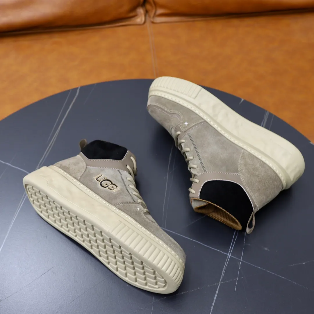 Ex-factory price: 620💰Thick wool imported from Australia Brand: UGG genuine purchase Size: 39-44 Grade: Official website 1:1 Material: First layer of genuine leather waterproof and antifreeze upper Real wool lining Original non-slip soft wear-resistant outsole Style category: Men's casual shoes Trendy style Comfortable on the feet Color: Official website color synchronization